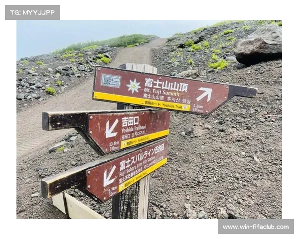 富士山登山必备物品清单防水外套急救毯电池等关键装备详解